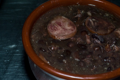 Feijoada配菜在桌上
