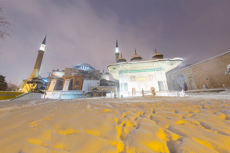 伊斯坦布尔的雪和夜。