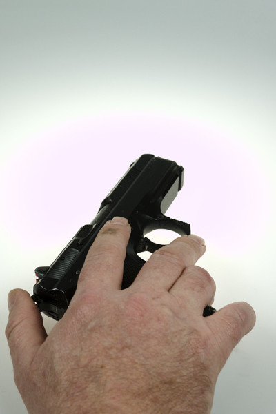 一名男子指着武器和武器指控