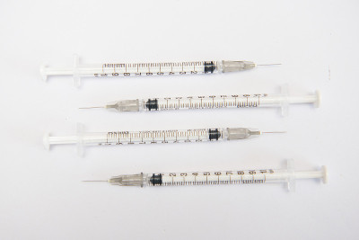 白色背景的医疗注射器