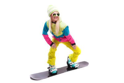 美丽的年轻女子在滑雪服和太阳镜骑滑雪板
