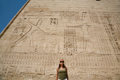 在Medinet Habu神庙正面的女人