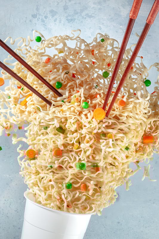 拉面杯和两双筷子