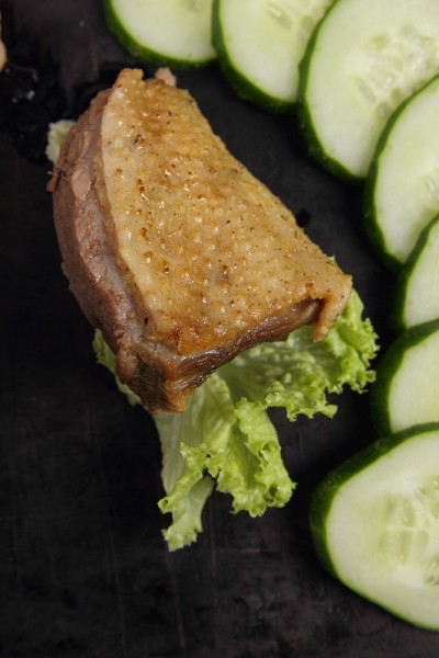把鸭子和蔬菜放在烤箱里煮