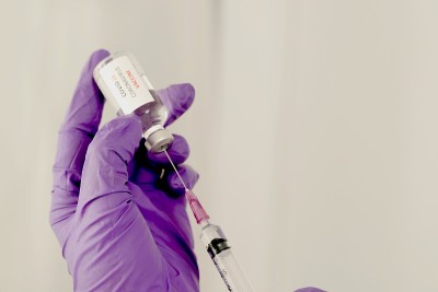 研究人员手中拿着新冠疫苗的女医生手中拿着注射器和注射免疫疫苗的药瓶