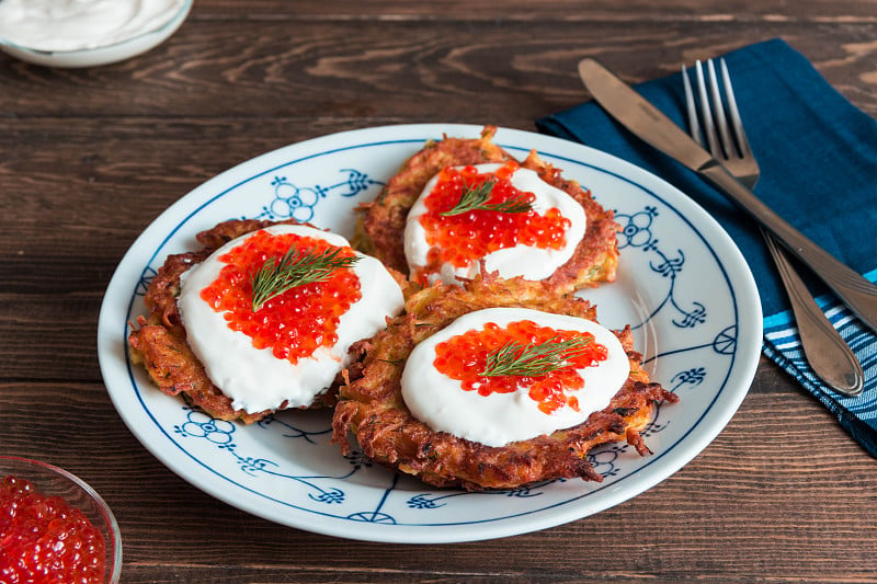 土豆煎饼配酸奶和红鱼子酱