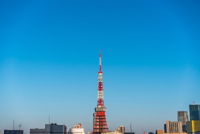 亚洲房地产和企业建设的商业理念-日本东京滨松町的蓝天和阳光下的城市全景鸟瞰图