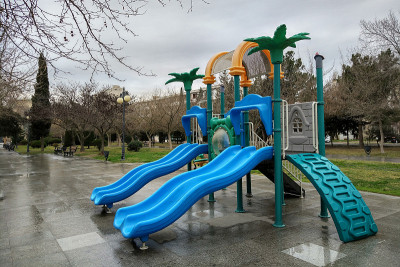 雨天的城市公园里空荡荡的儿童游乐场