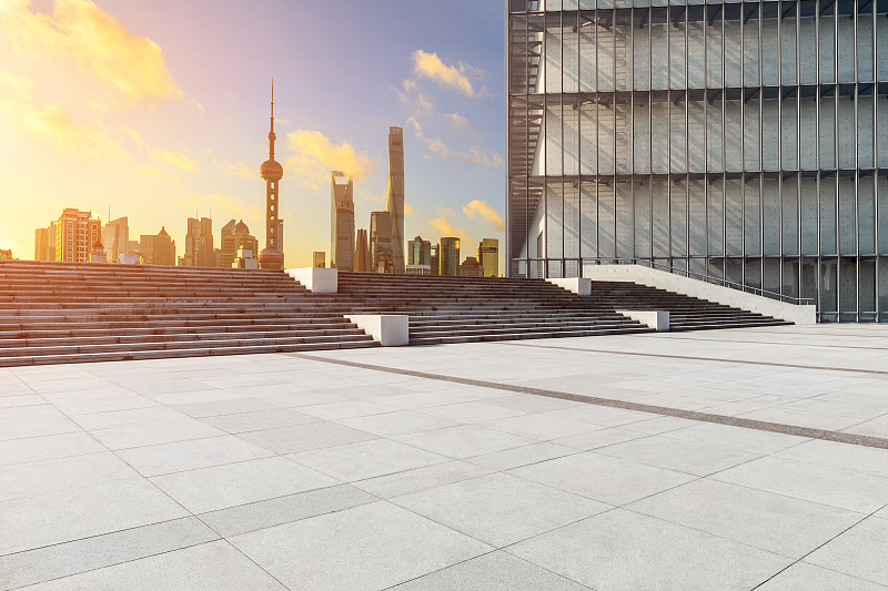 中国上海，日出时的空旷楼层和现代城市风景。