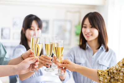 年轻的男男女女在祝酒