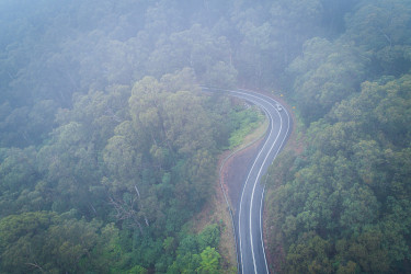 雾天，雪山公路