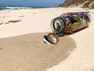 海洋保护——在沙滩上描绘塑料和金属污染