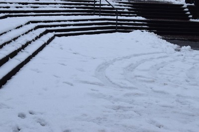 白雪皑皑的楼梯