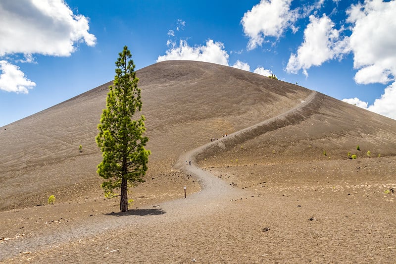 徒步拉森火山火山渣锥