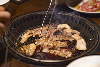 木炭上烤的美味肉