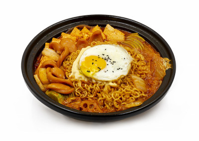 一碗白底的美味面条。