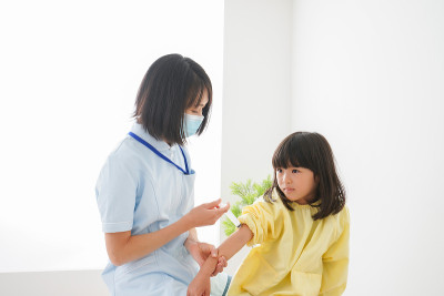 小女孩在接种疫苗