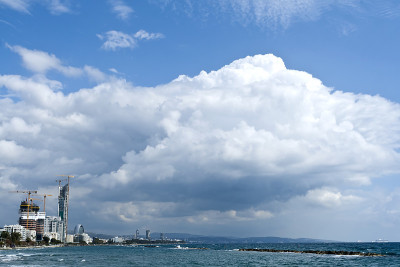 云、海和城市海岸线