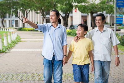 沿着街道走着