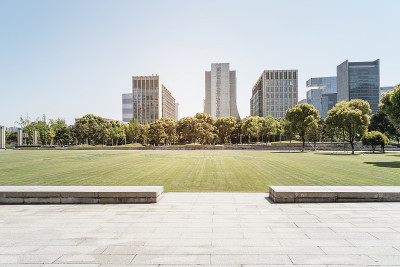 城市绿化与现代建筑。