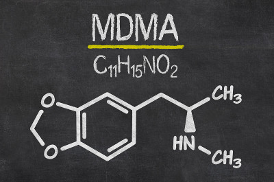 黑板上有MDMA的化学公式