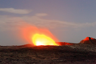 燃烧的熔岩湖的辉光。Erta啤酒volcano-Danakil-Ethiopia。0235