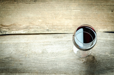 酒杯里的红酒。前视图