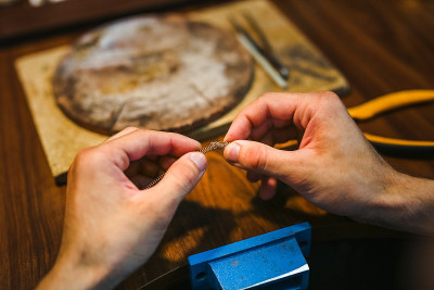 金匠大师在工作台上制作珠宝。