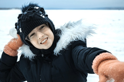 女孩扔雪球。冬天在雪里玩得很开心。