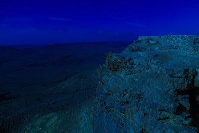 内盖夫沙漠中拉蒙陨石坑的夜景