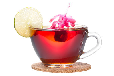 玻璃杯里的红茶，加柠檬和花
