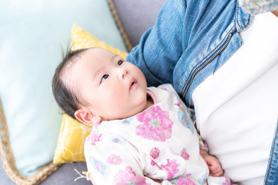一个新生儿被抱在
