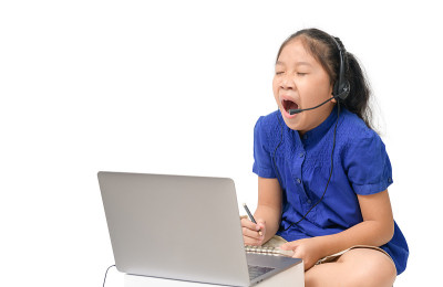女学生在家里看在线教育课，打哈欠，无聊。