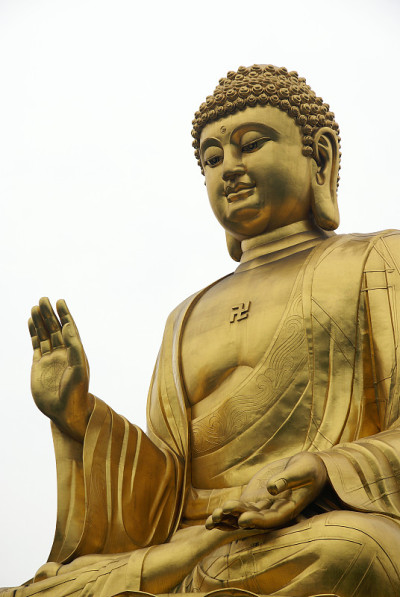 金佛雕像特写