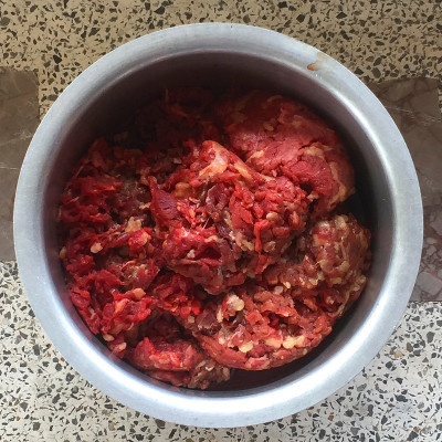 锅中的肉类生产。