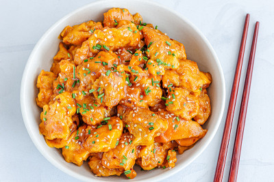 广受欢迎的美式中餐，碗里的桔子鸡，中国食物