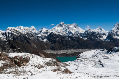 莲若山口的著名山峰有:珠穆朗玛峰、马卡鲁、洛子、Nuptse