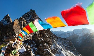 佛教经幡，从莲若拉山口看
