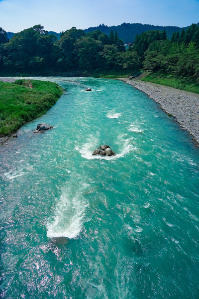 一条流经多摩河上游的清澈小溪(美市kamanbuchi公园)