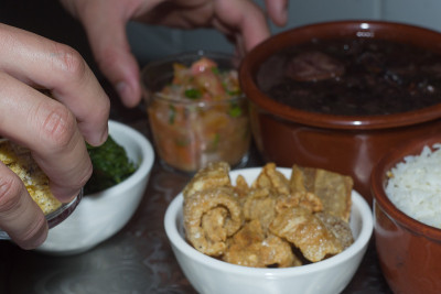 Feijoada配菜在桌上
