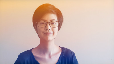 随意的亚洲女性短发和眼镜的颜色背景