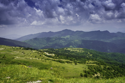 沿着福卡迪普雷斯塔，马尔凯，意大利的山地景观