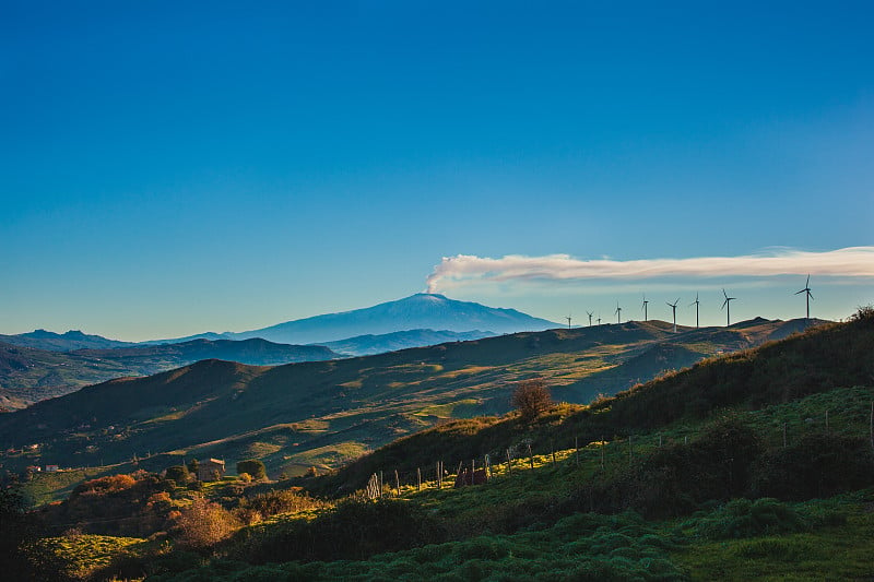 西西里岛的山丘。以埃特纳火山为背景