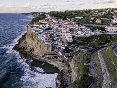鸟瞰图Azenhas do Mar，一个小镇沿着葡萄牙野生海岸线面对大西洋，科拉雷斯，葡萄牙。