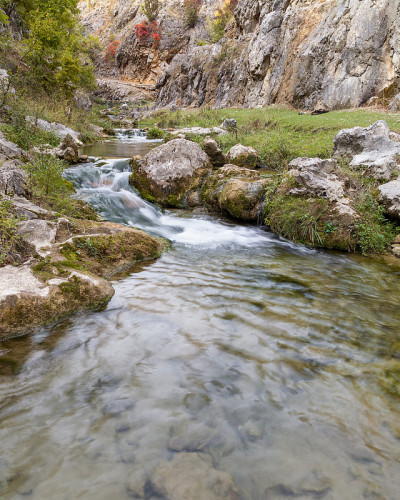 秋天的颜色，树木，山溪和岩石峡谷