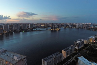 海景日落鸟瞰图。阳光群岛，迈阿密，美国。伟大的景观。假期旅行。热带旅行。