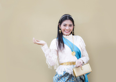 亚洲泰国女孩与泰国传统服装展示手