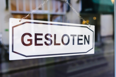 一家荷兰商店的门上挂着“Gesloten”(关闭)的牌子。