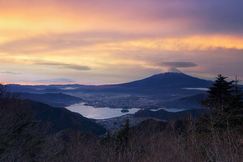 日本富士山日出时美丽的风景