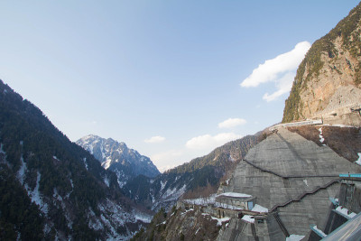 山黑袍高山径雪山墙